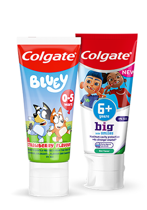 To Colgate børnetandpastaer: Bluey (jordbær, 0–5 år) og 6+ Big Smiles (mint), tuber side om side.