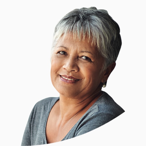 Smilende kvinde med kort gråt hår og grå bluse 