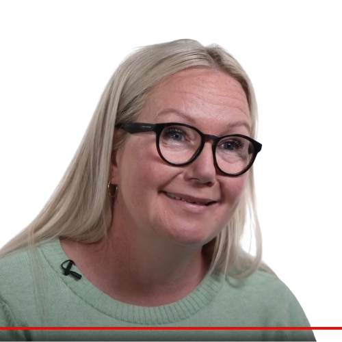 Smilende blond kvinde med sorte briller 